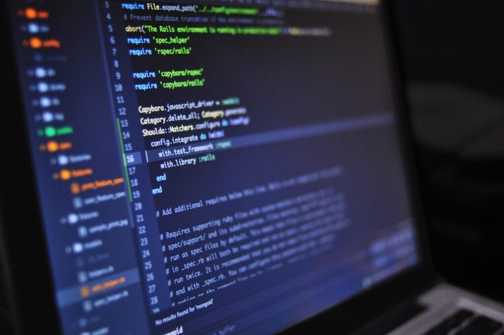 Computer med en masse kode på skærmen