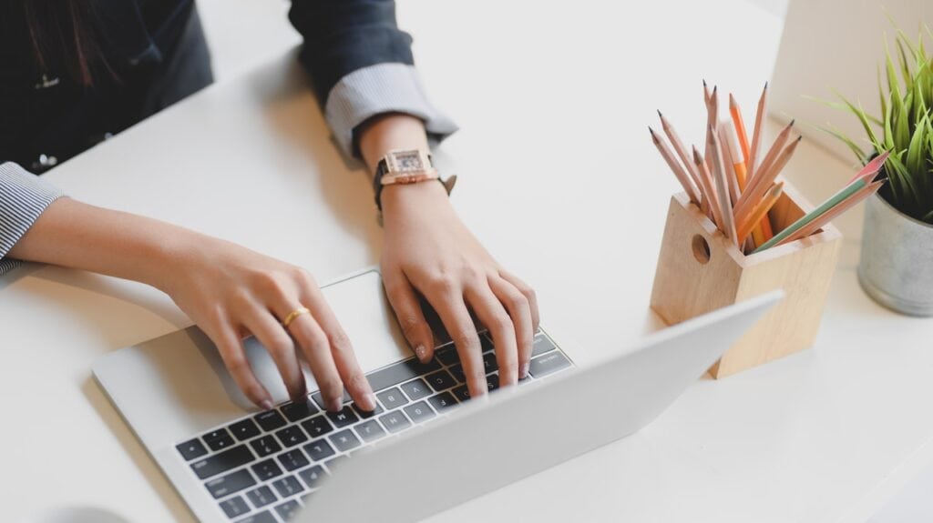 Person bruger computer til at skrive på