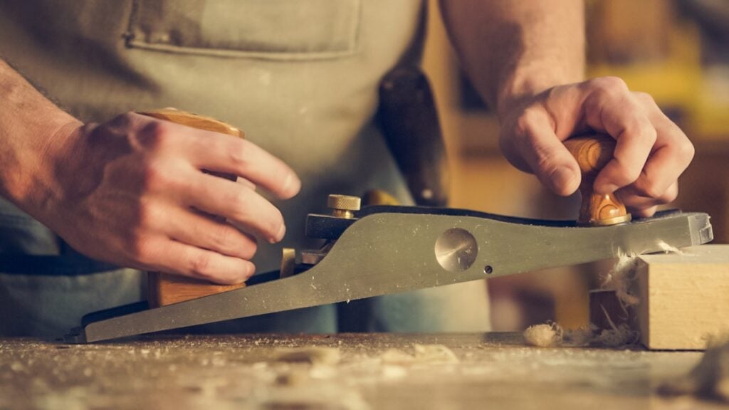 Tømrer arbejder med træ